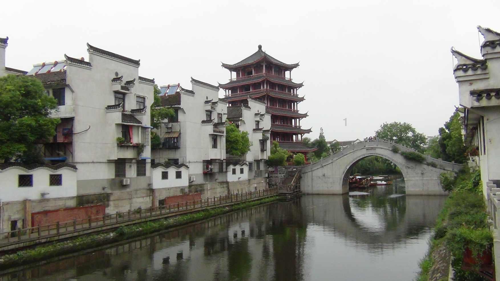 虞书欣直播时哭了，但有人说她哭得太假了……大家里来品品？